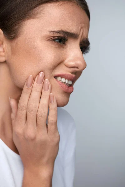 Dor nos dentes. Mulher bonita sofrendo de dor de dente dolorosa — Fotografia de Stock