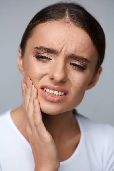 Dor nos dentes. Mulher bonita sofrendo de dor de dente dolorosa — Fotografia de Stock