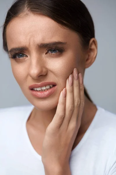 Όμορφη γυναίκα αισθάνεστε πόνο των δοντιών, επώδυνη πονόδοντο. Υγεία — Φωτογραφία Αρχείου