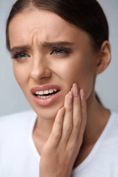 Όμορφη γυναίκα αισθάνεστε πόνο των δοντιών, επώδυνη πονόδοντο. Υγεία — Φωτογραφία Αρχείου