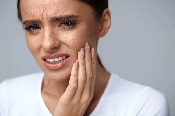Beautiful Woman Feeling Tooth Pain, Painful Toothache. Health — Stock Photo, Image