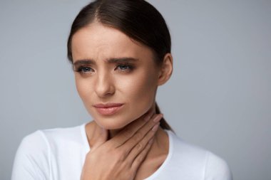 Boğaz ağrısı. Hasta ağrı, acı kadın ağrılı yutma.