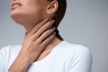 Boğaz ağrısı. Boğaz ağrısı, closeup kadınla acı hissi 