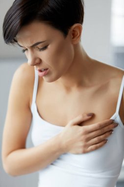Sağlık sorunları. Güzel kadın duygu güçlü ağrı göğüs