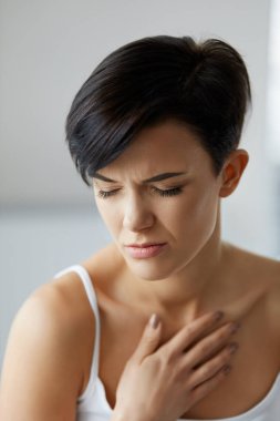 Sağlık sorunları. Güzel kadın duygu güçlü ağrı göğüs