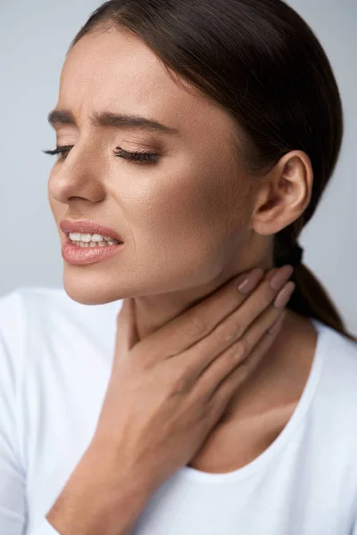 Keelpijn. Zieke vrouw die lijden aan pijn, pijnlijke slikken. — Stockfoto