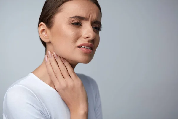 Smärta i halsen. Vacker kvinna med ont i halsen, smärtsam känsla — Stockfoto