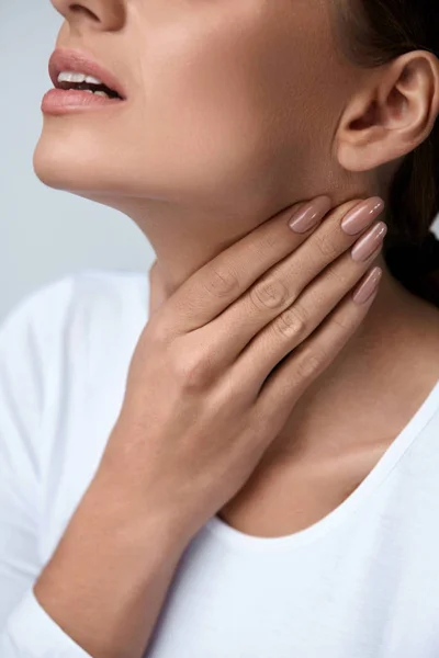 Dolor de garganta. Primeros planos Mujer con dolor de garganta, sensación dolorosa —  Fotos de Stock