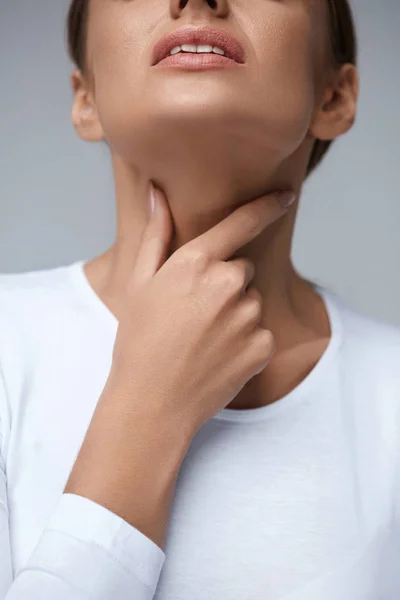Dor de garganta. Closeup mulher com dor de garganta, sensação dolorosa — Fotografia de Stock