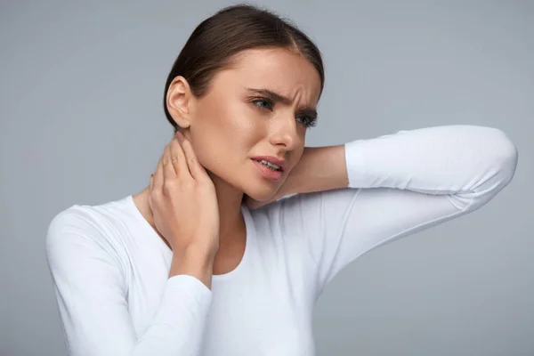 Trött nacke. Vacker kvinna lider av smärta, smärtsam känsla — Stockfoto