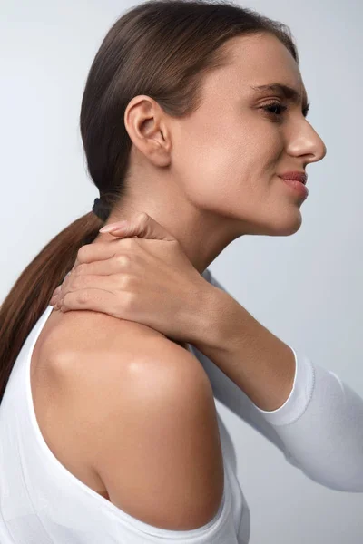 Dolor en el cuerpo. Hermosa mujer sintiendo dolor en el cuello y los hombros —  Fotos de Stock