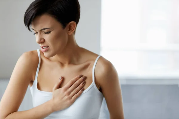 Hartaanval. Mooie vrouw gevoel pijn In de borst. Gezondheidszorg — Stockfoto