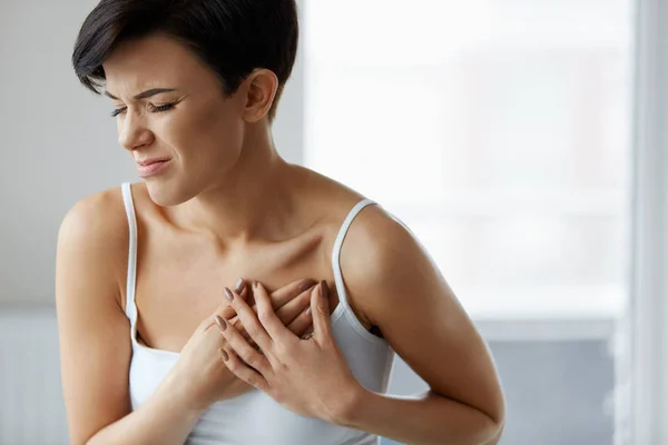 Ataque cardíaco. Hermosa mujer sintiendo dolor en el pecho. Asistencia sanitaria —  Fotos de Stock