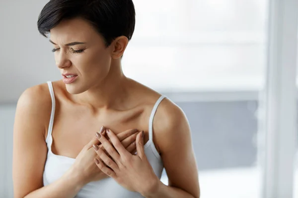 Hjärtinfarkt. Vacker kvinna känner smärta i bröstet. Hälso-och sjukvård — Stockfoto