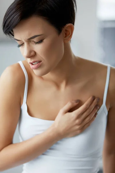 Problemas de salud. Hermosa mujer sintiendo fuerte dolor en el pecho — Foto de Stock