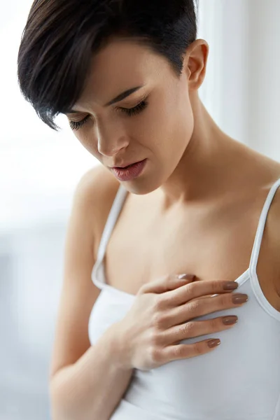 Problemas de salud. Hermosa mujer sintiendo fuerte dolor en el pecho —  Fotos de Stock
