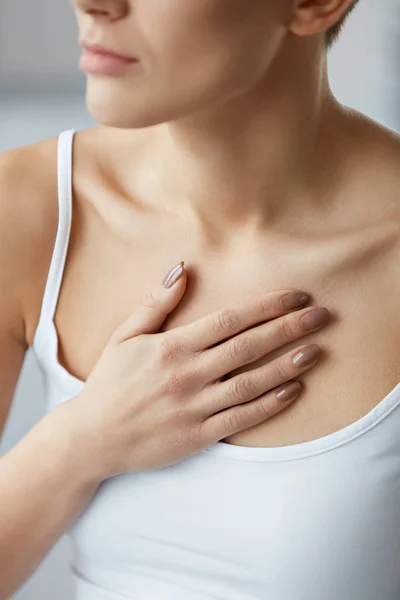 Fechar o corpo feminino, mulher com dor no peito, problemas de saúde — Fotografia de Stock