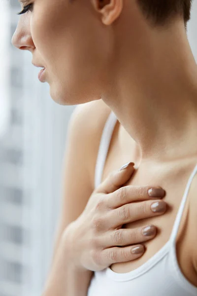 Closeup vrouwelijk lichaam, vrouw met pijn In de borst, gezondheidskwesties — Stockfoto