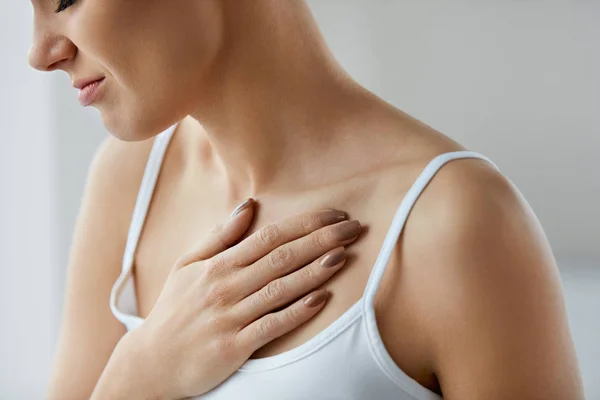 Primeros planos del cuerpo femenino, mujer con dolor en el pecho, problemas de salud — Foto de Stock