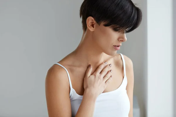 Schöne Frau leidet unter Schmerzen, Schmerzen in der Brust. — Stockfoto