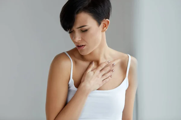 Mooie vrouw lijdt pijnlijk gevoel, pijn In borst. — Stockfoto