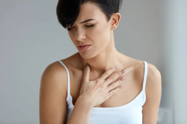 Hermosa mujer que sufre de sensación dolorosa, dolor en el pecho . — Foto de Stock