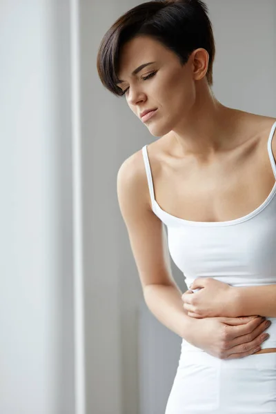 Dolore allo stomaco. Bella donna che si sente dolore addominale. Sanità — Foto Stock