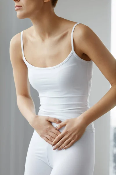 Primer plano mujer cuerpo sentir dolor en el estómago, estómago Ache —  Fotos de Stock