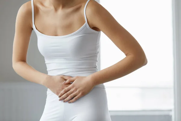 Körperschmerzen. Nahaufnahme des schönen Frauenkörpers mit Bauchschmerzen — Stockfoto