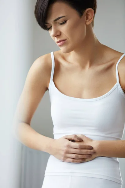 Κοντινό πλάνο Γυναίκα σώμα αισθάνεστε πόνο στο στομάχι, πόνο στο στομάχι — Φωτογραφία Αρχείου