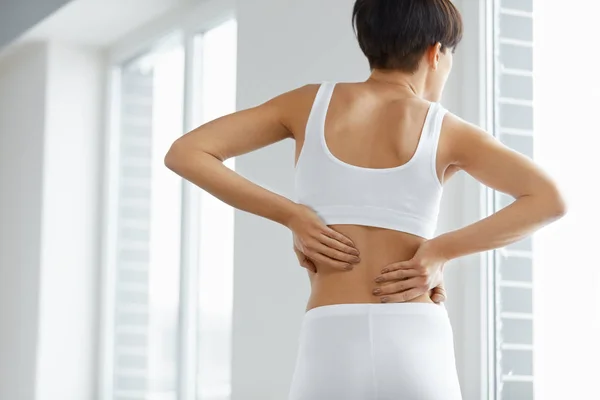 Dor nas costas. Fechar-se do corpo da mulher com dor nas costas, dor nas costas — Fotografia de Stock