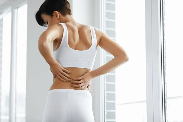 Dolor de espalda. Primer plano del cuerpo de la mujer con dolor en la espalda, dolor de espalda —  Fotos de Stock
