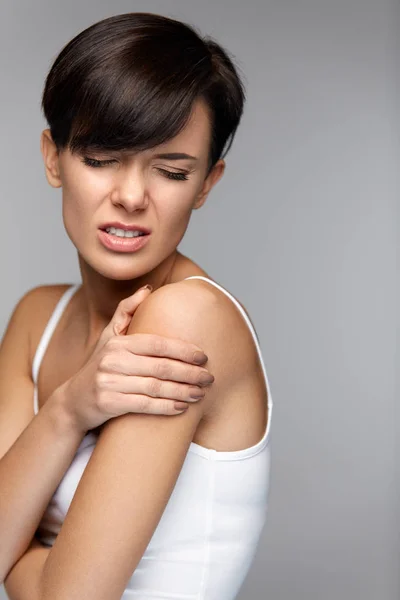Vücut acı. Güzel kadın duygu ağrı omuz ve kol — Stok fotoğraf