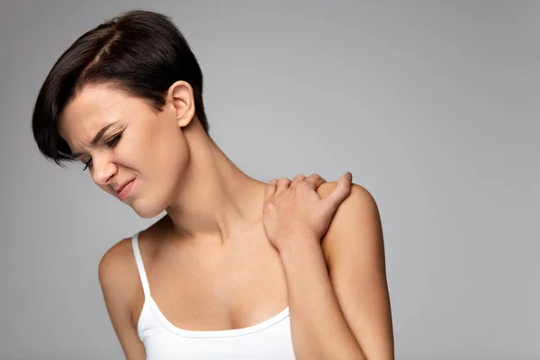 Πόνος στον αυχένα. Όμορφη γυναίκα έχοντας τον πόνο στο λαιμό, επώδυνη αίσθηση — Φωτογραφία Αρχείου