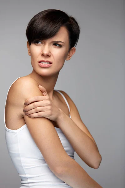 Body Pain. Beautiful Woman Feeling Pain In Shoulders And Arms — Stock Photo, Image