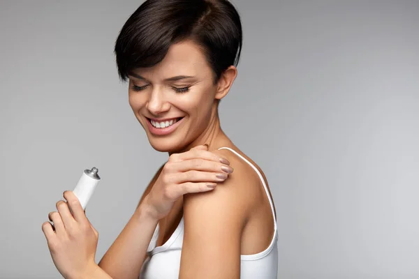 Tratamento de lesões. Mulher bonita sentindo dor, aplicando creme — Fotografia de Stock