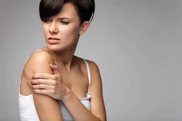 Arms Pain. Beautiful Woman Body Feeling Pain In Shoulders — Stock Photo, Image