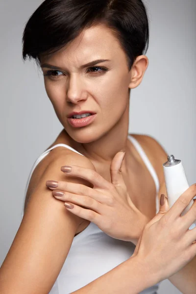 Tratamiento de lesiones. Hermosa mujer con dolor en los brazos, aplicación de crema —  Fotos de Stock