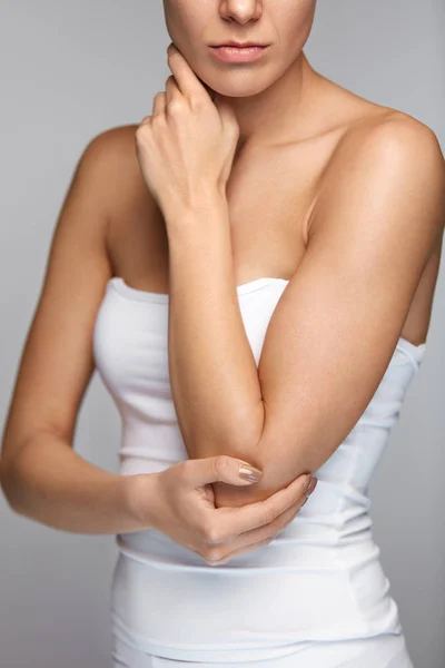 Elbow Pain. Closeup Beautiful Female Body With Pain In Arms — Stock Photo, Image
