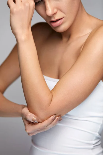 Dor de cotovelo. Closeup belo corpo feminino com dor nos braços — Fotografia de Stock