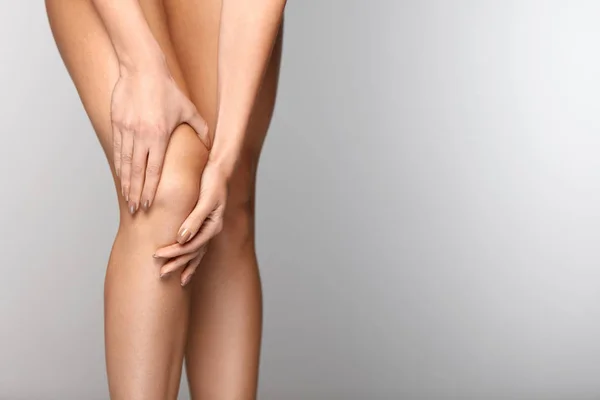 Dolor corporal. Primer plano de hermoso cuerpo femenino con dolor en las rodillas — Foto de Stock