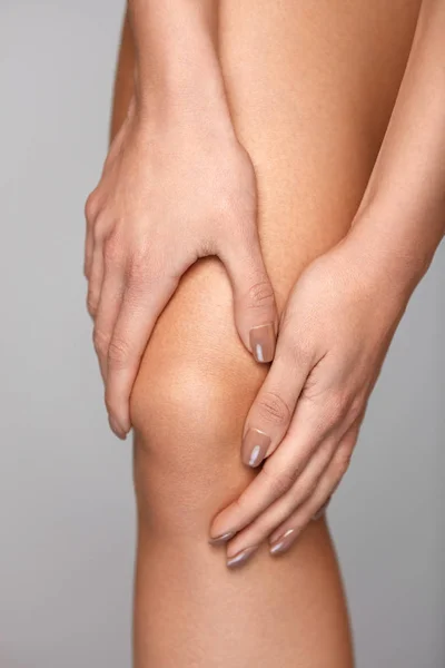 Pijnlijke knie. Close-up van vrouw gevoel pijn In knieën. — Stockfoto