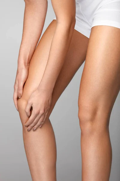 Bolesne kolana. Zbliżenie kobieta uczucie bólu kolana. — Zdjęcie stockowe