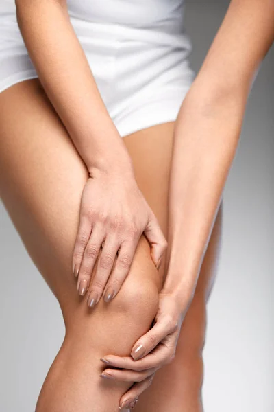 Rodilla dolorosa. Primer plano de la mujer sintiendo dolor en las rodillas . — Foto de Stock