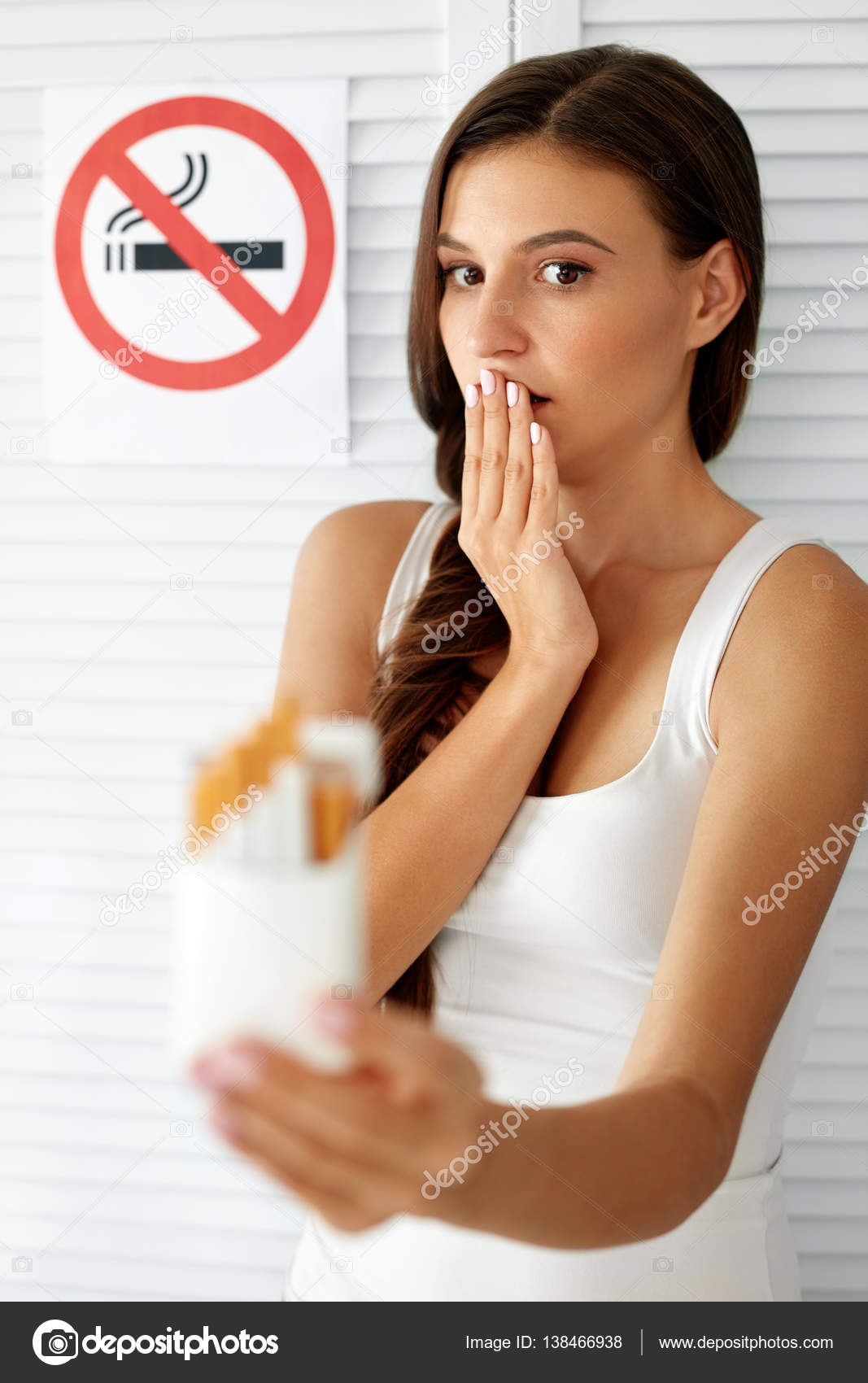 箱のタバコと禁煙の標識を持つ美しい女性 ストック写真 C Puhhha
