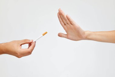 Güzel kadın el sigara almaya reddederek closeup