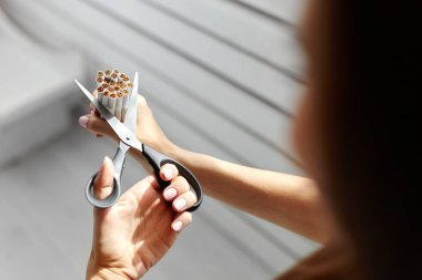Sigarayı bıraktım. Kadın closeup kesme sigara eller 