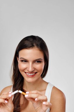 Sigara içmek yasak. Güzel bir kadınla kırık sigara closeup