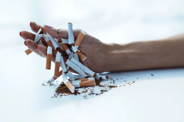 Primer plano de cigarrillos de mano femeninos. Deja de fumar. — Foto de Stock