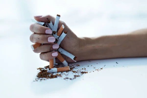 Крупним планом Жіноча рука тримає сигарети. Кинути палити — стокове фото